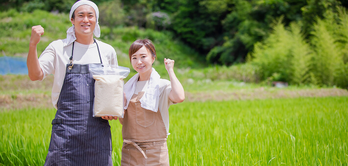 farmers having rice in their hands
